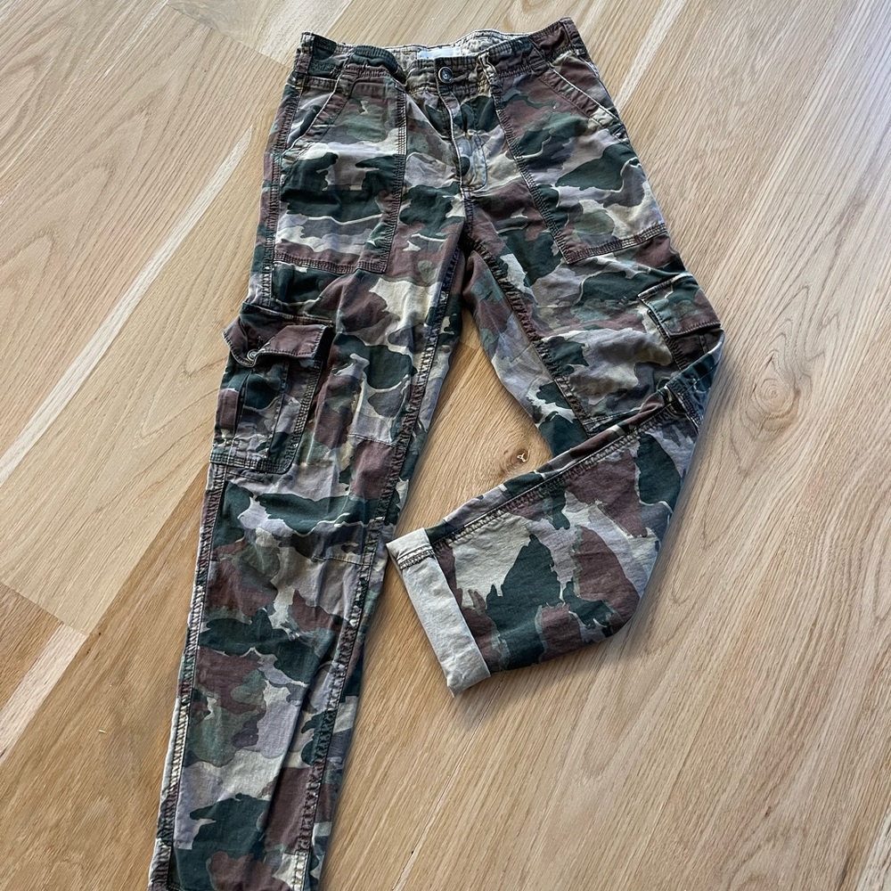 Anthropologie camo pants with cargo pockets.  Size 25.